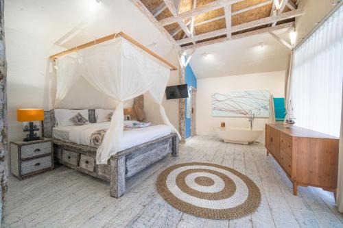 East Sumba Casa | Blue Lagoon Pool View Bungalow, Single Room with Queen Bed and Bathtub