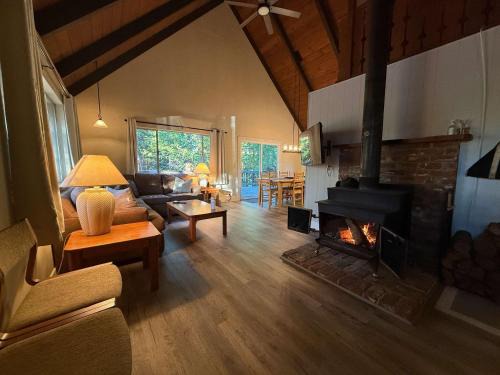 Arnold Casa | Blue Lake Chalet- 3 Bedroom + Loft/Pool Table in Arnold/Bear Valley (Pet-Friendly)