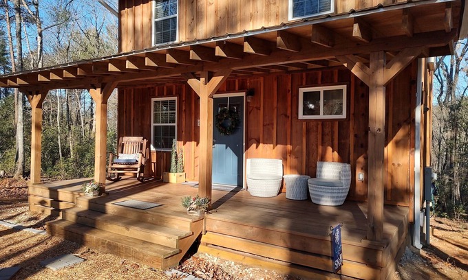 Mountain Rest Cabina | Blue Laurel is nestled in the peaceful little town of Mountain Rest, SC .