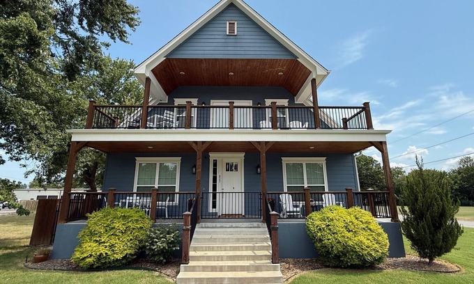 Broken Arrow Casa | Blue Loft on Main is walking distance to the Downtown Rose District