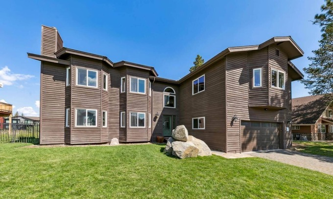 Tahoe Keys Casa | Blue Majestic: Tahoe Keys Waterfront 5BR Lake Tahoe Rental