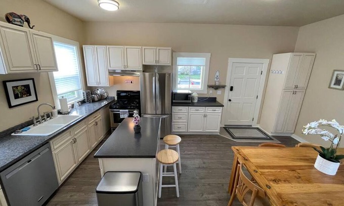 Eureka Casa | Blue Mist Victorian, 5 Bedroom 2 bath Gem