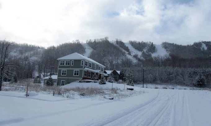Craigleith Apartamento | Blue Mountain Bliss: Ski-In/Ski-Out Luxury Escape