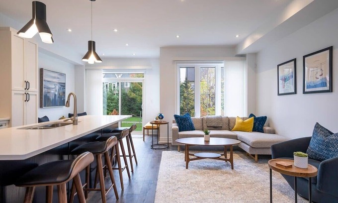 The Blue Mountains Casa | Luxury Townhome - Outdoor Pool / Shuttle to Blue