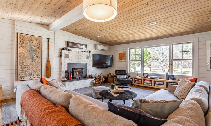 Saugerties Casa | Blue Mountain Cabin - Saugerties Gem with Hot Tub