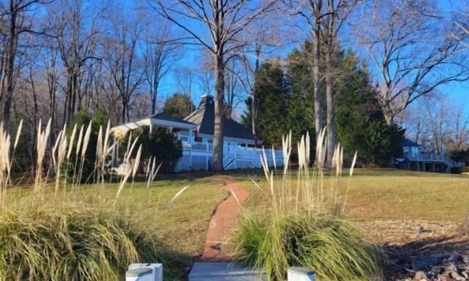 Penhook Casa | Blue Mountain Cottage: Mountain View, Wifi, 2 Kayaks, Cornhole, Firepit, Sandy Beach,