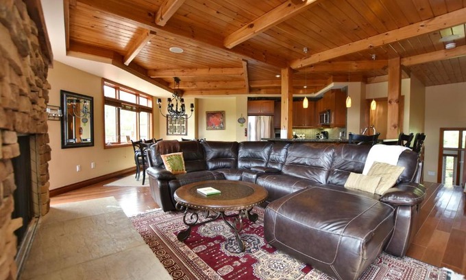 Craigleith Chalet De Esquí | Blue Mountain-Luxurious BlueSki George Chalet, Hot Tub, Pool, Gas Fireplace