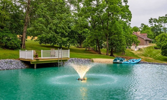 Mount Aetna Casa | Blue mountain retreat, heated salt water pool and spa! 30 guests, pet friendly.