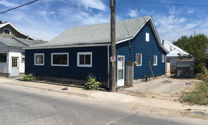 Port Stanley Cabaña | Blue on William - only a minute walk to the beach!