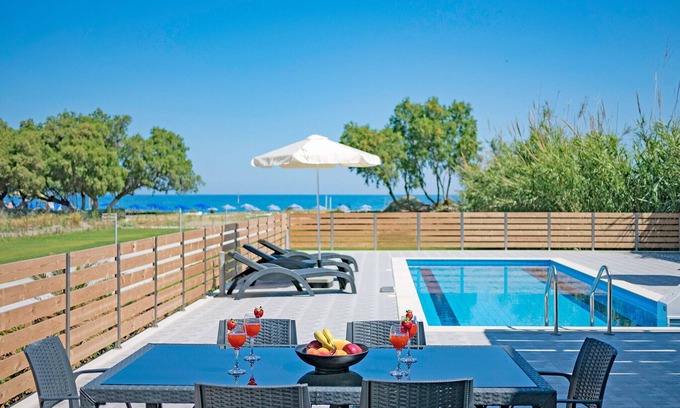 Platanes Villa | Nueva villa frente al mar en Creta junto a las comodidades, no se necesita coche Blue Oyster 1