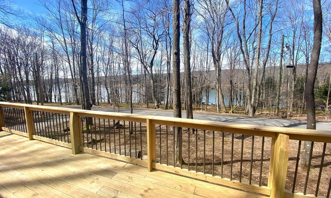 Alpine Lake Chalet De Esquí | Blue – Peaceful lakefront with a view