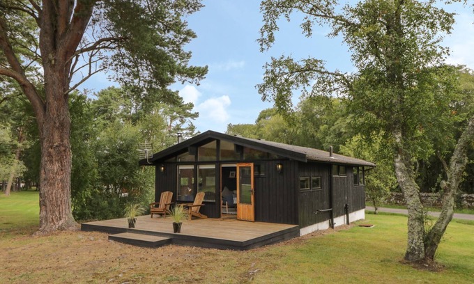 Dornoch Cabaña | BLUE PINE LODGE, family friendly, with open fire in Dornoch
