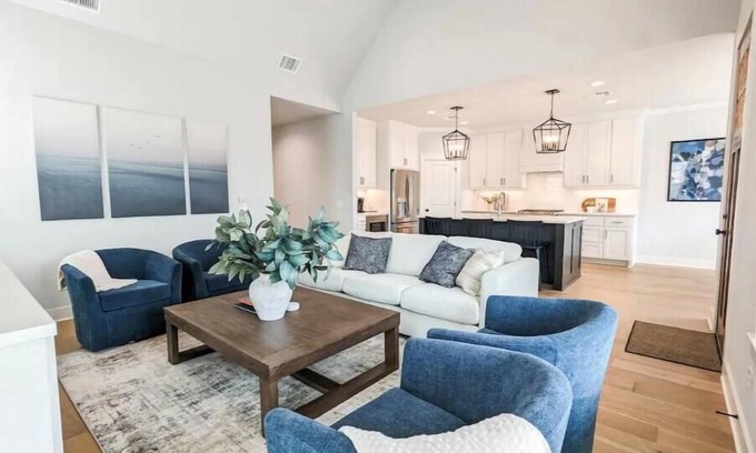 Waco Casa | Blue Retreat on 5th - 3.5 Bathrooms!