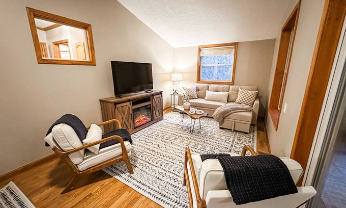 Farwell Casa | Blue Ribbon Cabin-Pet Friendly!
