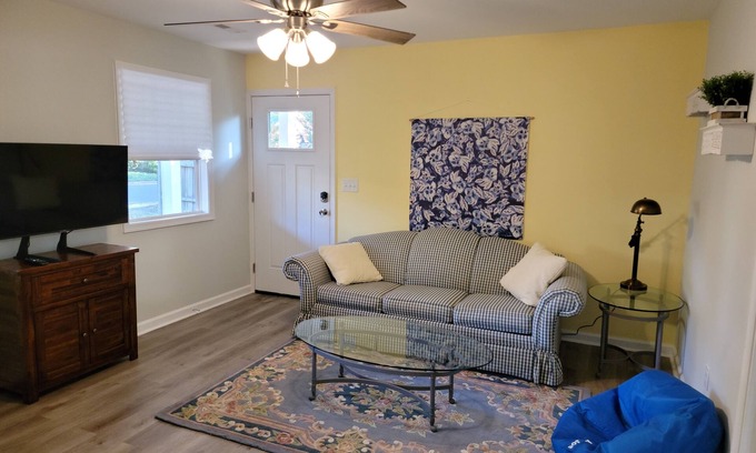 West Fairfax Cabaña | Blue Ridge Avenue Guest House