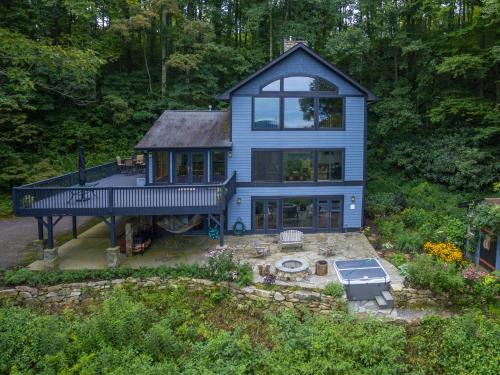 Weaverville Casa | Blue Ridge Bliss Gorgeous home with hot tub & stunning views