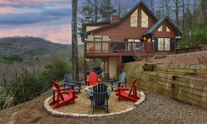 Ridgeline Vistas Cabina | Blue Ridge Cabin: Mountain Views: Couple's Paradise: Hot Tub: Fire Pit: Arcade