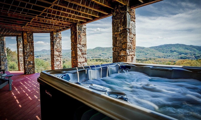 Clyde Casa | Blue Ridge Escape: Stunning views, tons of space, hot tub, Tesla Charger and more!