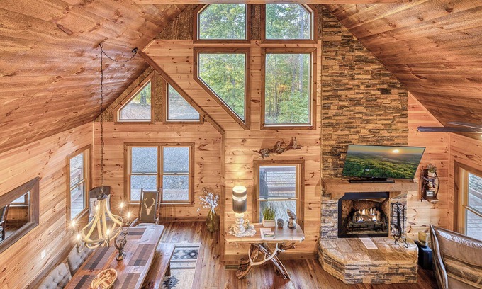 Ridgeline Vistas Cabina | Blue Ridge, Hot Tub, Mountain View, Pool Table, Arcade, Outdoor Fireplace