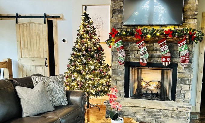 McCaysville Chalet De Esquí | BLUE RIDGE! Hot Tub! Fire Pit! Air Hockey! FAST Wi-Fi! S'mores!