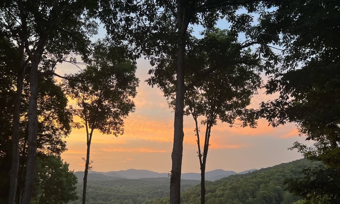 Ridgeline Vistas Cabina | Blue Ridge Mountain Views, Hot Tub, Game Room, Firepit, King Suites, Sleeps 9