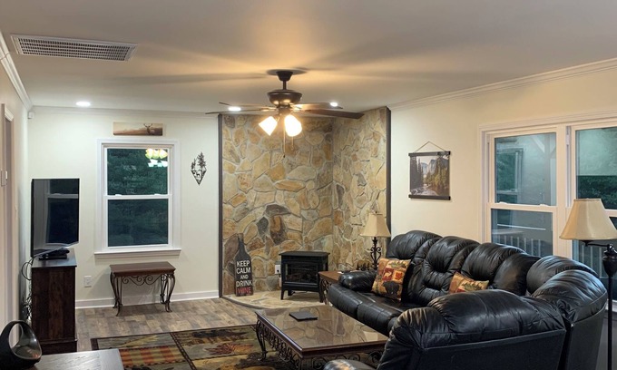 Piper Gap Cabina | Fully Renovated Cabin in the Blue Ridge Mountains with Stunning Views