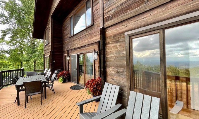 Bluemont Cabina | Blue Ridge Mountain Cedar Log Cabin's breathtaking VIEW!