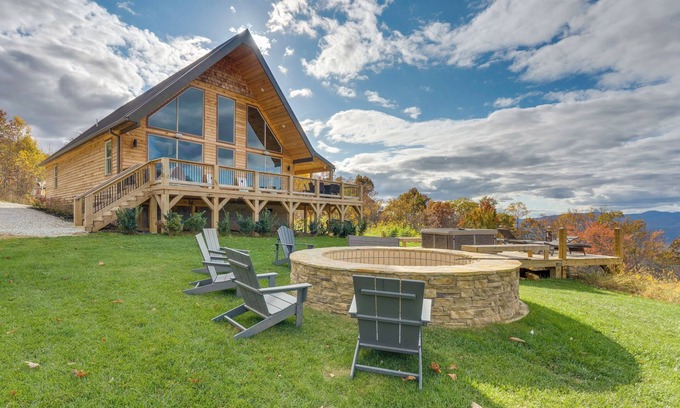 Andrews Cabina | Blue Ridge Mountain-View Cabin w/ Hot Tub & Deck!
