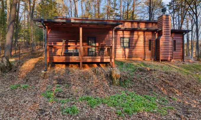 Dial Cabina | BLUE RIDGE MOUNTAINS BARNDOMINIUM Cozy 2-bedroom cabin in charming Cherry Log