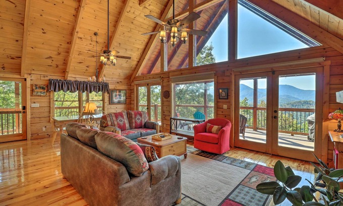 Sylva Cabina | ‘Summit’s End’ Hideaway w/ Grill & Hot Tub!