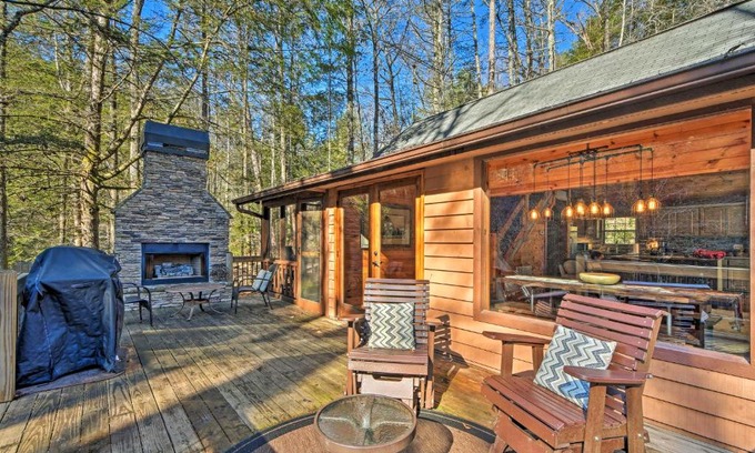 Blue Ridge Casa | Blue Ridge Mtns Creekside Cabin with Hot Tub and Pier!