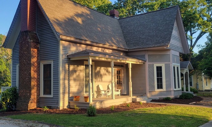 Hartwell Casa | Blue Rose Bungalow: Downtown vibe w/1896 charm. Lake Life. Gym. Kitchen. Parking