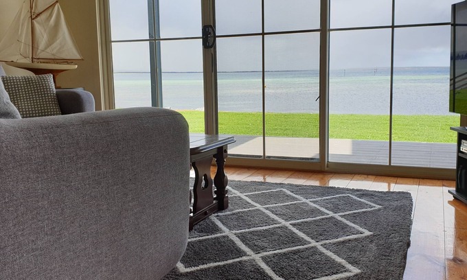 Tumby Bay Casa | Blue Seas provides absolute beach front in the heart of Tumby Bay