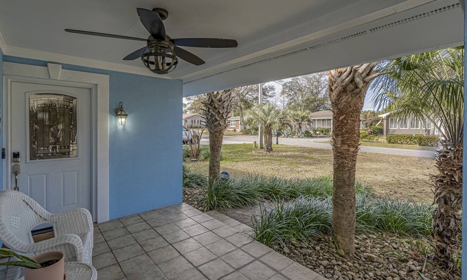 North Myrtle Beach Casa | Blue Skies - NMB Abode w/ Deck + Yard only 5 min walk to the beach!