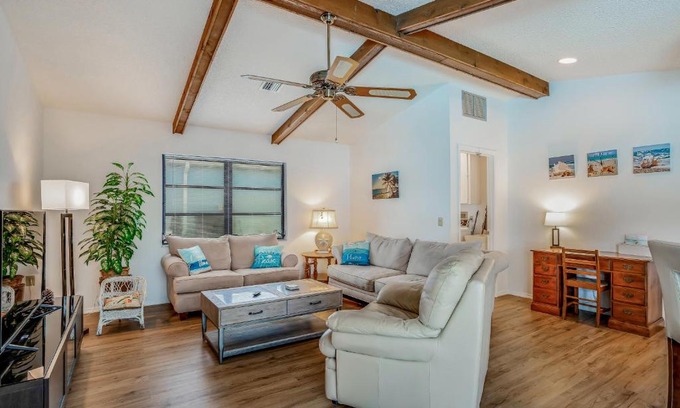 Englewood East Casa | Blue Skies