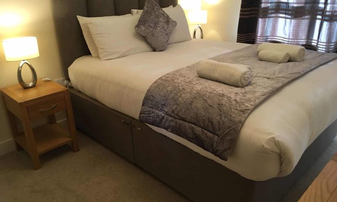 Rushmoor District Apartamento | Blue sky at Wallis square