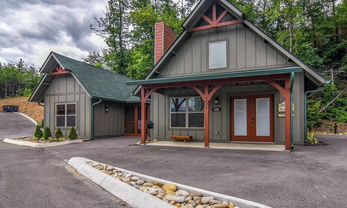 Pigeon Forge Complejo | Blue Smoke View is a spacious ADA-friendly 3 bedroom cabin