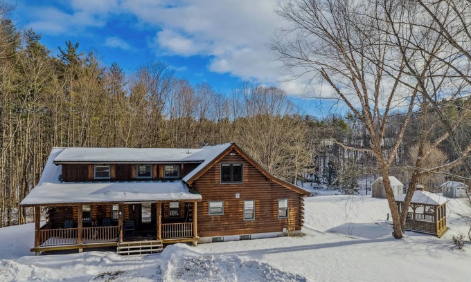 Hartland Cabina | Blue & Sonny Hollow: Modern Cabin Firepit & Trails