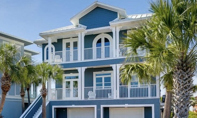 Caribbean Isle Casa | Blue Sound: Gorgeous LARGE, PRIVATE HOME in Gated Beach Community