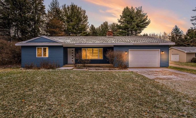 Alden Casa | BLUE SPRUCE COTTAGE - Modern Lake House w/ shared Frontage on Thayer Lake
