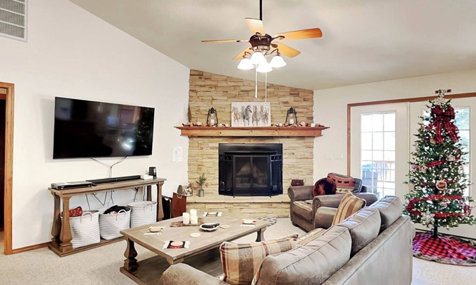 Alto Cabina | Blue Spruce Retreat, 3 bedrooms, Large Deck, Views, Sleeps 8