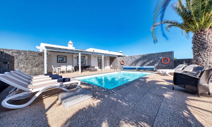 Playa Blanca Chalet De Esquí | Blue Waves House - Piscina Climatizada, BBQ y Bicicletas By Lanzarote Vacation Homes