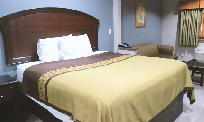Greater Greenspoint Casa | Blue Way Inn & Suites Houston- 1 King Bed Smoking