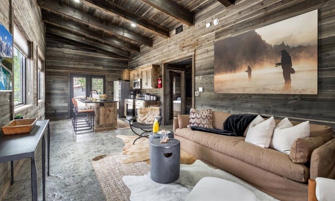 Last Chance Casa | Blue wing Oasis/ Cozy Cabin/ World class Fishing / Fire pit/ BBQ