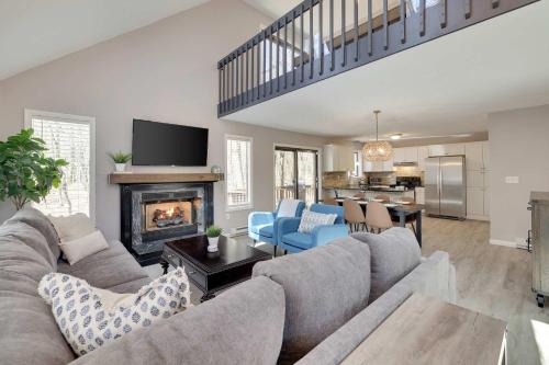 Albrightsville Casa | Blue Wolf Retreat Pool Table Cozy BBQ