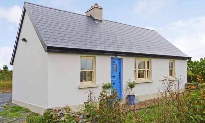 Spanish Point Cabaña | BLUEBELL COTTAGE, family friendly in Spanish Point, County Clare
