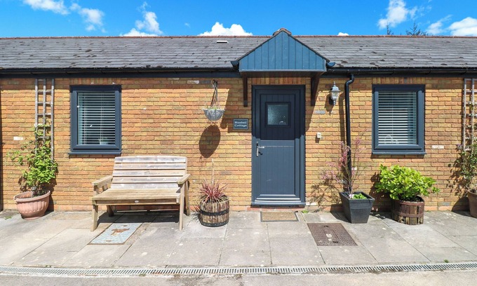 Nantgarw Cabaña | BLUEBELL COTTAGE, family friendly, with a garden in Cardiff