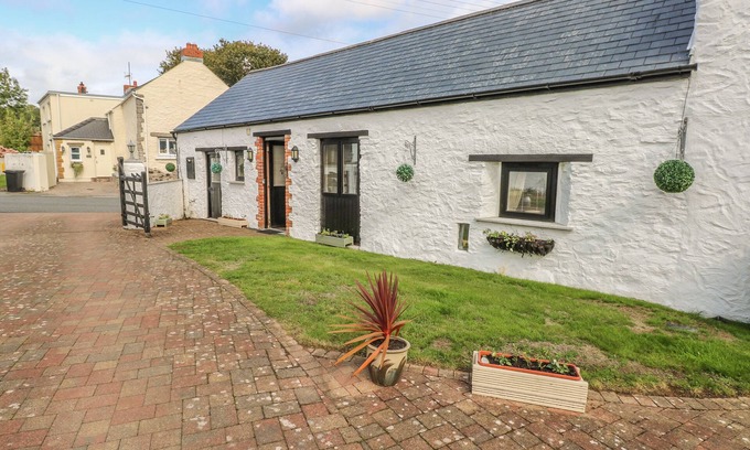 Milford Haven Cabaña | BLUEBELL COTTAGE, pet friendly, with a garden in Rosemarket
