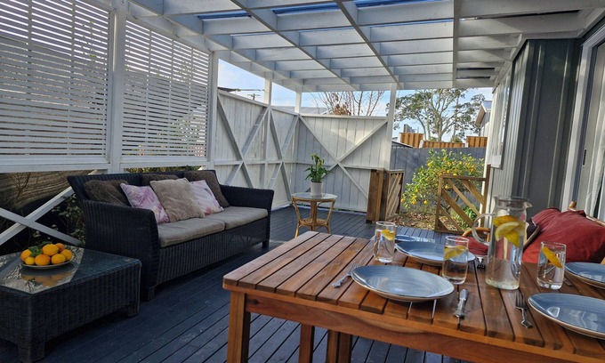 Snells Beach Cabaña | Bluebell Cottage on Matakana Coast - Pet friendly!