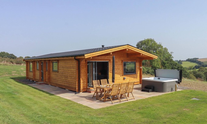 Sticklepath Cabaña | BLUEBELL LODGE, pet friendly, with hot tub in Hittisleigh
